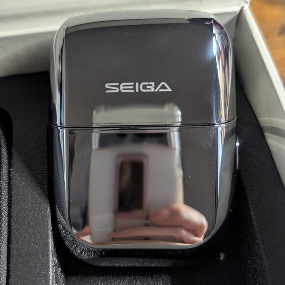 Compact Mini Electric Foil Travel Razor with LED Display, IPX7 Waterproof, USB-C - Picture 1 of 6